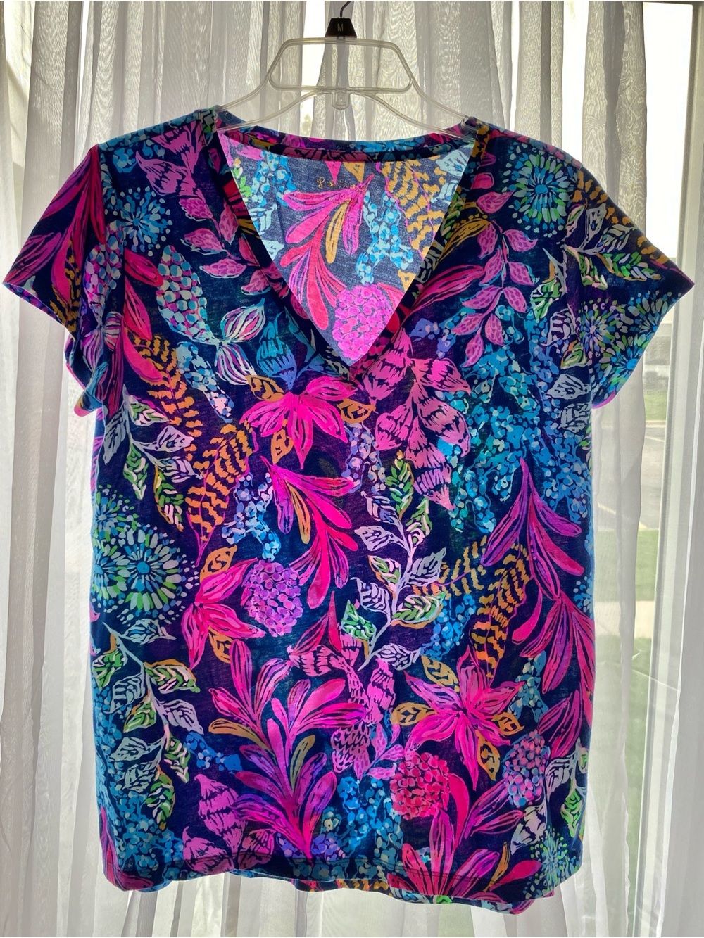 Lilly Pulitzer V-Neck Short Sleeve Top in Hot Pink & Navy Floral M